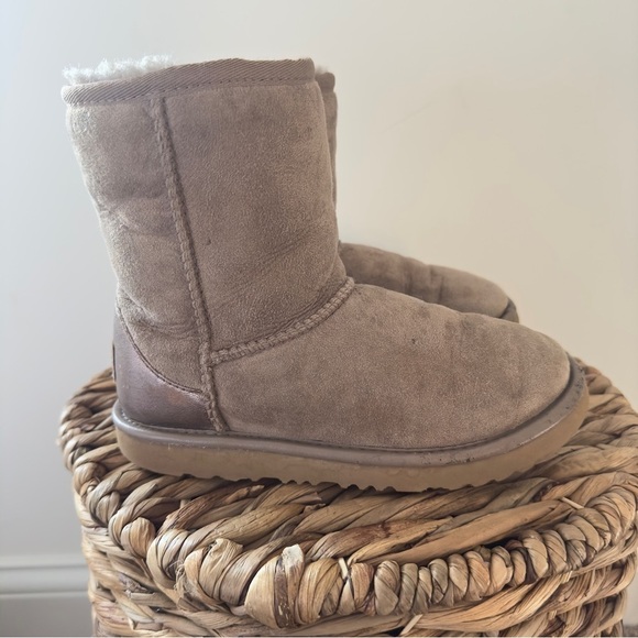 UGG Girls Classic Metallic Boot Size 1
